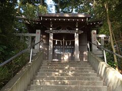 長福寺のすぐとなりには須賀神社。石段をのぼっていくと境内で、うまく土地の斜面を利用してつくってあります。丘のてっぺんは狭いので境内は必然的に小さいです。

参拝したらすぐライフに戻って無料時間内で出ることに成功！散歩といってもそんなに長くは歩けなかった。（笑）