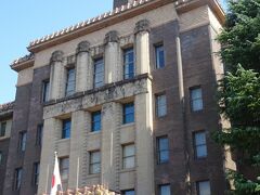 お隣の市役所へ。