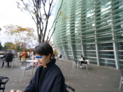 国立新美術館でお茶をした後、新宿へ