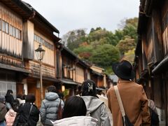 兼六園のあとは、21世紀美術館に行ってみましたが、プールの予約終わってしまっていて、翌日に旅程を変更し、東茶屋街へ。
お昼に差し掛かり、ご飯屋を探しました。