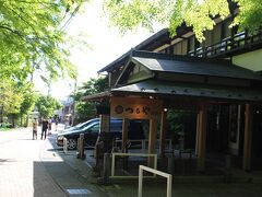 軽井沢を代表する老舗旅館の軽井沢つるや旅館
江戸時代は茶屋として営業していて、強飯、ざるそば、煮しめを売っていた。
東の桝形だったのでこの辺りから軽井沢宿が始まったのでしょう。