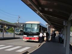 軽井沢駅に到着しました。
駅前に池袋方面に行くバスがとまっています。
これに乗れば、楽々帰れるんですけど、私には行きたいところがあったんです。
もう一人は「おかあさん、このバス乗って帰ろうよ」と言って
乗りたがっているんですけどね。