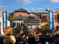 駅前で祭囃子のイベント