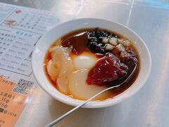 また食べます…台南ではとにかく食べまくると決めているので…！

お隣の豆花屋さん。豆花って実はあんまり好きじゃない（どうしても豆腐感が拭えない）んだけど、ここの豆花は好きでした。
具材が色々で食べてて飽きない。
ちょっと赤っぽいペーストが甘酸っぱくて美味しかった～