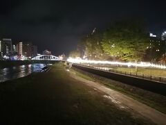 5月1日は盛岡市に宿泊し、翌日は龍泉洞に向かいます。写真は北上川の夜景です