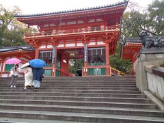 そこから歩いて，神社に向かいます．こちらは有名な「西楼門」です．写真を撮っている人が沢山いました．