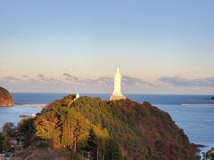 鉄の歴史館から見た釜石大観音。
午後の日差しに照らされて神々しいですね。