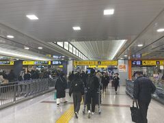 仕事を終え電車を乗り継いで成田空港第2ターミナル駅に到着。家からもそうだが職場からもやはり成田は遠い。