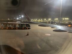 桃園国際空港に到着しました

タラップを降りて
ターミナルまではバス移動