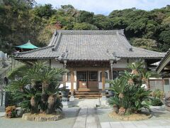 薬王寺本堂　日蓮宗の一寺、創建は1293年、開山は日像上人、本尊は釈迦牟尼仏です。桜並木の参道を進み、山門を通ると、右手に徳川駿河大納言忠長の供養塔、正面に本堂、観音堂、鐘楼がある。墓地には蒲生氏郷の孫忠知の正室と息女の宝篋印塔がある