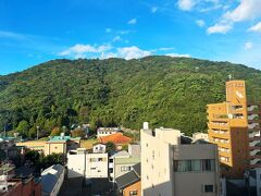 おはようございます。
今日も快晴～。

目の前に見える山は「眉山」
時間があれば行ってみようと思ってましたが、無理かな～。

さだまさしさんの小説「眉山」がモチーフになった映画、松嶋菜々子さん主演でありましたね。