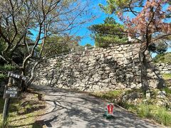 11:50　洲本城跡

「あわじ花さじき」から30キロちょっとでやってきたのは「洲本城跡」
はい、またお城です。
この旅、８箇所目のお城となります。
淡路島観光で調べていたら、この場所が出てきたので、立ち寄らざるを得ません。^^;

一番近い「馬屋駐車場」に車を止めました。
マニアックな場所で誰がこんなところ来るのかと思っていたら、先客の車３台ほどいましたよ。(笑)

