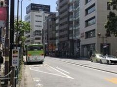江戸川乱歩が暮らしていた家の近くを通る道。
池袋駅に通じているので車もバスも通る、それなりに広い道です。