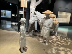 信長の時代の楽市場の様子を、一部原寸大で復元した楽市立体絵巻のみ撮影可能。近付くとセンサーが反応して話し出しますが、パネルの説明によれば人形の髪型や仕草、話し方など細部に渡って時代考証に基づいて作られたものだとか。

なんとなく入館しましたが、戦国時代を生きた織田信長の生涯を体感できる天下鳥瞰絵巻は分かりやすく、他の資料を見たりして50分の滞在。それでも足りないくらい、けっこう充実していました。
