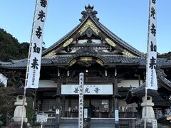  信長時代に善光寺如来が祀られていた岐阜伊奈波の霊跡に善光寺が建立され、善光寺如来様の御分身がお祀りされています。
参拝してから御朱印をいただきました。
