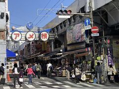 ここのアメ横の看板を目指して歩いてたけど、迷った。
この看板の通りだけが「アメ横」って思ってたけど、他の通りもアメ横なんですね。
