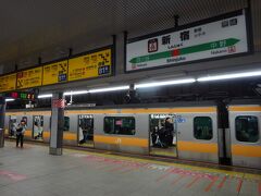 東京の西の端にある自宅から、朝６時台の中央線に乗って新宿駅までやってきた。
今日は祝日、いつも乗ってる朝の通勤電車とだいぶ雰囲気が違う。