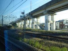 久喜駅の手前。
東武伊勢崎線が合流してくるとともに、東北新幹線が上を通り越して行く。