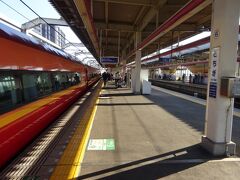 時刻表上は大宮駅の次の停車駅となる栃木駅。
トラナーさんもいなくて快適な車内だけど、惜しくもここで降りる。
乗客のほとんどが日光・鬼怒川方面に向かうようで、降りる人はあまりいなかった。