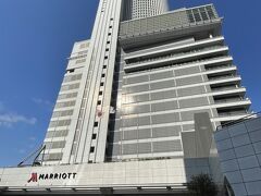 愛知県名古屋市『Nagoya Marriott Associa Hotel』

『名古屋マリオットアソシアホテル』の外観の写真。

今回宿泊したホテルはこちらではありません。また別に作ります。

前回は『ヒルトン名古屋』のスイートルームに宿泊しました↓

<名古屋 ① 羽田空港発JL201便搭乗記★
羽田空港第1ターミナル『サクララウンジ』（2か所）、
『パワーラウンジセントラル』＆『パワーラウンジノース』>

https://4travel.jp/travelogue/11629238

<名古屋 ② 『ヒルトン名古屋』宿泊記（１）
中部国際空港（セントレア）から空港リムジンバスで栄へ移動、
2020年3月に高級生食パン専門店【ポールボキューズキャレ】が
オープン！日本初出店！ハワイで大人気のカフェ【サニーデイズ】の
パンケーキ＆アサイーボウル、『ヒルトン名古屋』の
【エグゼクティブラウンジ】のアフタヌーンティー♪>

https://4travel.jp/travelogue/11632990

<名古屋 ③ 『ヒルトン名古屋』宿泊記（２）
ヒルトン・オナーズのダイヤモンドメンバー特典で
「エグゼクティブスイートキング」に2泊ともアップグレード☆彡>

https://4travel.jp/travelogue/11644324

<名古屋 ④ 『ヒルトン名古屋』宿泊記（３）クラブラウンジ
【エグゼクティブラウンジ】のカクテルタイムのフード＆アルコール♪
カフェ【カフェ 3-3】＆バー【ハイドアウェイ 3-3】>

https://4travel.jp/travelogue/11645675

<名古屋 ⑤ 『ヒルトン名古屋』宿泊記（４）名古屋名物料理も並ぶ
【インプレイス 3-3】＆【エグゼクティブラウンジ】の朝食ブッフェ、
【フィットネスセンター】のジム、プール・ジャグジー、温浴施設>

https://4travel.jp/travelogue/11657281

<名古屋 ⑥ 『ヒルトン名古屋』から歩いて名古屋駅へ★
ミシュラン二つ星シェフのフレンチ【レ・トレフル ドミニク・ブシェ】
でランチ♪『JRセントラルタワーズ』『ミッドランドスクエア』
【フォクシー】名古屋店>

https://4travel.jp/travelogue/11669402

<名古屋 ⑦ 『ヒルトン名古屋』宿泊記（５）
【エグゼクティブラウンジ】のアフタヌーンティー＆カクテルタイム★
【インプレイス 3-3】の朝食ブッフェ>

https://4travel.jp/travelogue/11669582

<名古屋 ⑧ 『ノリタケの森』【レストランKiln（キルン）】で
アフタヌーンティー♪ノリタケの食器もアウトレット価格！
【カフェ ダイヤモンドデイズ】>

https://4travel.jp/travelogue/11669585