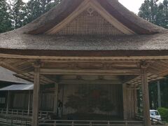 翌日は世界遺産の平泉へ。金色の中尊寺金色堂は見ごたえ十分。他にも見どころが多いため時間に余裕を持っていきましょう。こちらは能舞台です。