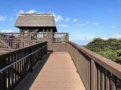 観光の初めは岳ノ辻の展望台から。

岳ノ辻は標高２１３メートルですが、３６０度、島全体と海の景色を眺められます。
