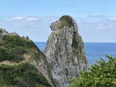 猿岩見学後、バスに乗っていくと、岩の反対側が見えましたが、全然猿には見えませんでした。
外国人観光客がこの猿岩に上るという事件があったそうです。日本人だと、こういった岩には上らないものだという暗黙の了解みたいなものがあるけど、外国人はこちらが思いもよらないような行動をするので、インバウンドが増えるということは、クライミング禁止など、それなりの対策が必要になってきますね。もし岩の形が変わってしまったら大事な観光資源がだいなしになってしまいますからね。