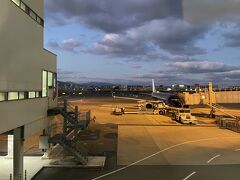 早朝から福岡空港へ
地下鉄の始発は6時くらいに空港着のはずだが大変混雑していた
暗いうちに空港に来たのはいつぶりか
7時発の便に搭乗する
初めてスターフライヤーを利用（ANAコードシェア便）
漆黒の機体
☆マークがついているスカイマークとスターフライヤーをよく間違えてしまう