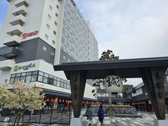 今回のホテルはラジェントステイ函館駅前
その名の通り函館駅隣接？ってくらいの近さです
荷物を預けて観光へ出発です