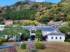 岩科学校、国指定の重文です。
松本の開智学校に次ぐ古い小学校の建物だそうで、大事に保存してたらこちらもそのうち国宝になるかも。

なまこ壁もちゃんと取り入れた社寺風の建築様式です。
