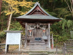 【厳島神社】
古くから近隣の人々から崇敬されてきた神社です。
かつては【宗像神社】と呼ばれていましたが明治時代の神仏分離令に
際して改名されています。

創建は１３８１年から１３８３年
主祭神は市杵島姫命 / いちきしまひめ