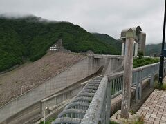 奈良俣ダムはとても大きなロックフィル式のダムでした。初めてこの形式のダムを見ましたが、水圧に耐えるための工夫なのだなと思いました。