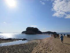 天使の散歩道＝エンジェルロード
干潮の時に道ができ渡ることができます。間にあって良かったです。ここは、海外からの観光客が多いです。