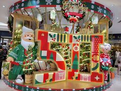 サイゴンセンターの高島屋
クリスマスのオブジェ
カラフルだ。
