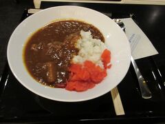 国内線ラウンジも…カレーがありました。ご飯は、量を3種類から選べます。お皿にドンっとご飯が落ちてきます。そこに、カレーを好みの量をかけ、福神漬けもいただいてきました。胃にあったかいものが入ってくる～って感じられます。美味しかったです。食べられると思っていなかったし。利用者の多くの方が召し上がっている感じでした。