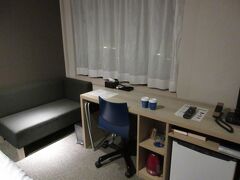 ホテルはクレメントインなので、移動してチェックイン。4階のお部屋でした。デスクスペース。
