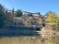 　荒池越しに奈良ホテルの甍が見えます。