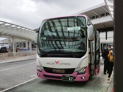 今回のエアはピーチ、出発は成田空港です。
空港までは、池袋からのシャトルバスを利用しました。
事前予約すると1500円です。
ターミナルは第1、フライトは12時55分です。