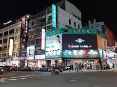 台中で一番人気があるという、一中街夜市へ向かいます。
少々ホテルから距離がありますが、天気も良いし、気温も高いので、
気になりません。