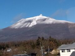 浅間山が雪化粧しました。