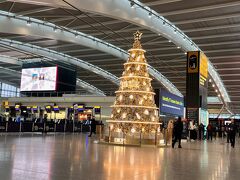 翌日、市内に移動するためにターミナル５にきてみると、空港はクリスマスモード！