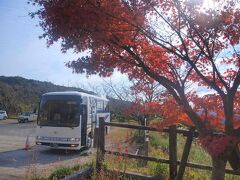 串木野駅から観光周遊バス「くるくるMOMIJI(もみじ)バス」に乗車。
10時10分発の便を予約した。
席は8割は埋まっていたかも。

最初の降車地は、冠岳展望公園だ。
登山希望者は、ここで下車する。