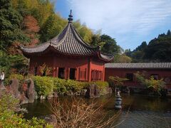 冠嶽園

蘇州の庭園を模した池泉回遊式の美しい庭園
徐福を顕彰するために建てられたそうだ。