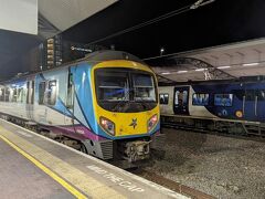 北アイルランドのベルファストから、マンチェスター空港へ到着。
空港駅から市内中心部のピカデリー駅へ向かいます。

～～～～～
イギリスの鉄道は民営化の際に上下分離（列車の運行と路線の保守を別々の事業体が担うこと）され、同じ路線に複数の運営会社の列車が走る形態となっています。
マンチェスター周辺では主にトランスペナイン・エクスプレスとNorthern が運行しており、前者はさらに近郊列車と長距離特急列車があります。
写真（左）が今回乗るトランスペナイン・エクスプレスの近郊型車両、右奥に停車しているのがNorthern の近郊型車両です。