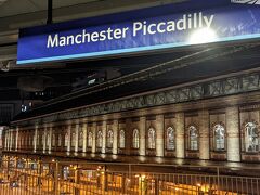 ピカデリー駅に到着。
マンチェスター最大のターミナルだけあって立派な駅舎です。