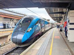 目的地ヨークに到着！
ここで初めて先頭車の写真を撮れました。
Azuma とは対照的な青とグレーの車体、デザインはとてもクールです！
イギリスの鉄道車両は伝統的に前面が黄色でしたが、最近はそういう規定もなくなったのでしょうか。デザインのバラエティが大幅に広がったような気がします笑