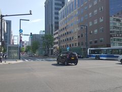 札幌駅前からつづいてる通り。車道、歩道ともに広いです。