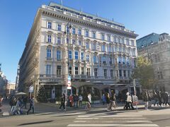 国立歌劇場へ。
この後見学ツアーに申し込んでいるので、下見です。