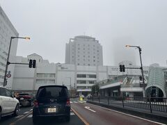 山形駅。

昨夜到着したんだけど、散策する気になれなかった。
とりあえず山形に来たということで、ホテルのすぐ近くにある駅だけ見てみた。