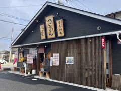 少し時間があるので、早めにお昼ごはん

本当は彼がお店を探してくれた（いつも決めてくれる^^)
名物の伊勢蕎そば店へ行く予定が、本日休業（><)だったので
おそばから おうどんに変更。
つんつるてん さんへ。